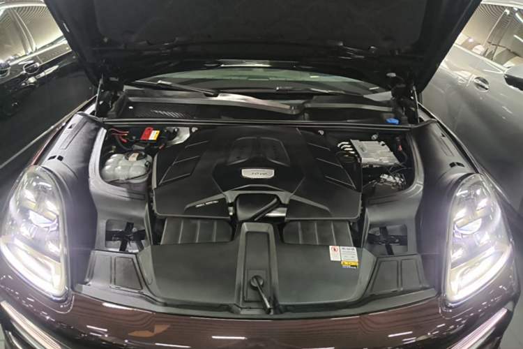 Used Porsche Cayenne 2019 Cayenne 3.0T Engine Bay