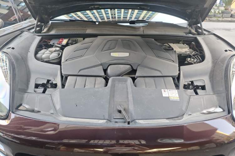 Used Porsche Cayenne 2019 Cayenne 3.0T Engine Bay