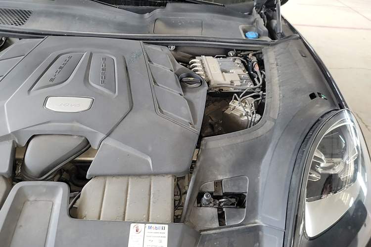 Used Porsche Cayenne 2019 Cayenne 3.0T Engine Bay Left