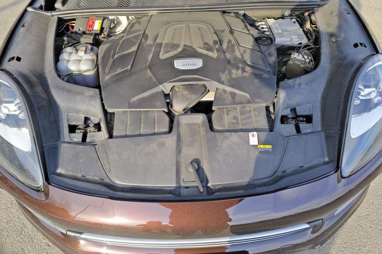 Used Porsche Cayenne 2019 Cayenne 3.0T Engine Bay