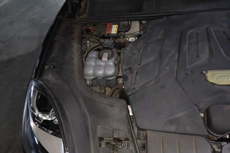 Used Porsche Cayenne 2019 Cayenne 3.0T Engine Bay Right