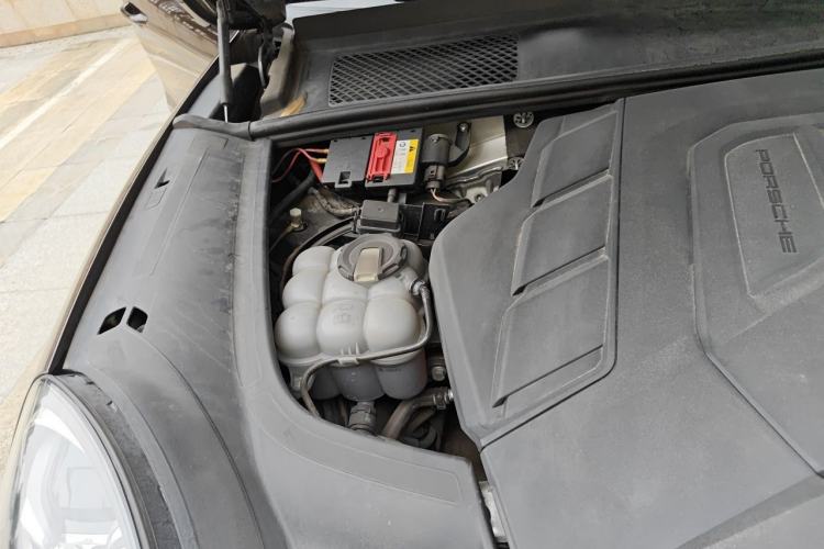 Used Porsche Cayenne 2019 Cayenne 3.0T Engine Bay Right