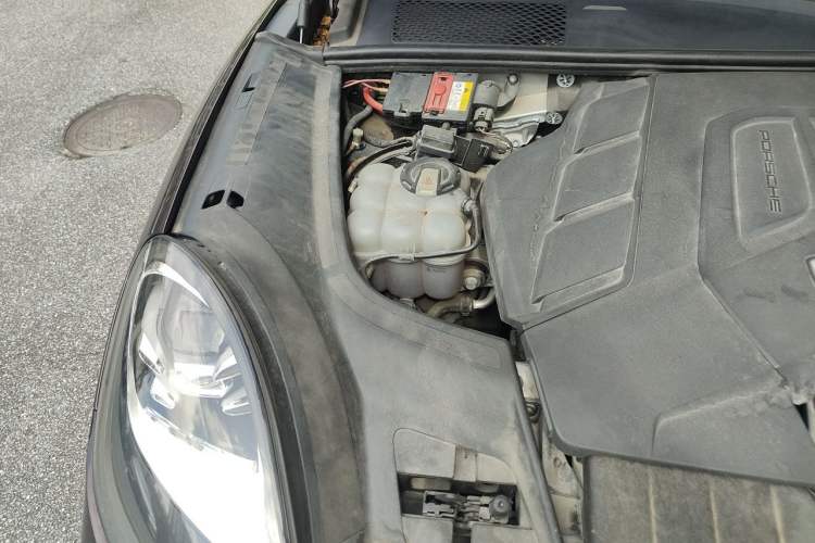 Used Porsche Cayenne 2019 Cayenne 3.0T Engine Bay Right