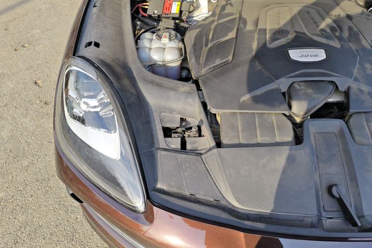 Used Porsche Cayenne 2019 Cayenne 3.0T Engine Bay Right