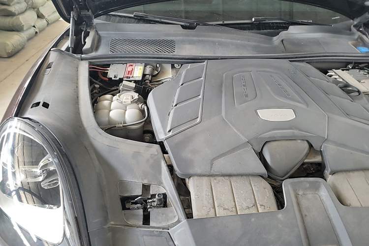 Used Porsche Cayenne 2019 Cayenne 3.0T Engine Bay Right
