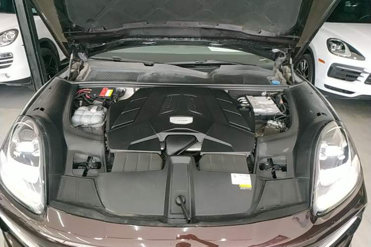 Used Porsche Cayenne 2019 Cayenne 3.0T Engine Bay