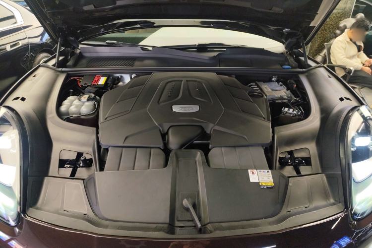Used Porsche Cayenne 2019 Cayenne 3.0T Engine Bay