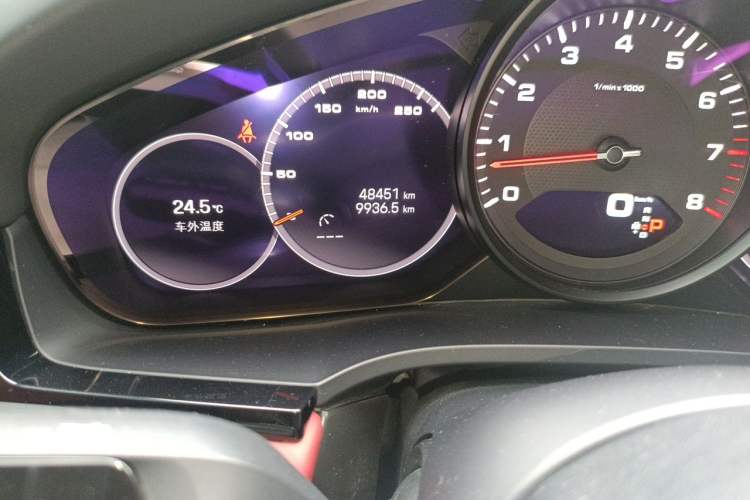Used Porsche Cayenne 2019 Cayenne 3.0T Odometer Close Up
