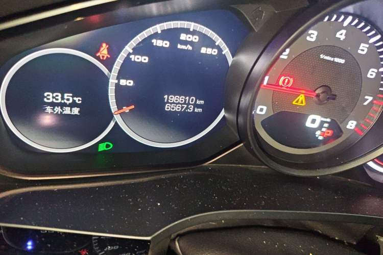 Used Porsche Cayenne 2019 Cayenne 3.0T Odometer Close Up