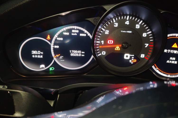 Used Porsche Cayenne 2019 Cayenne 3.0T Odometer Close Up
