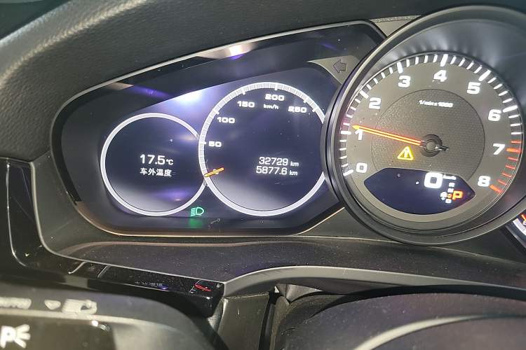 Used Porsche Cayenne 2019 Cayenne 3.0T Odometer Close Up