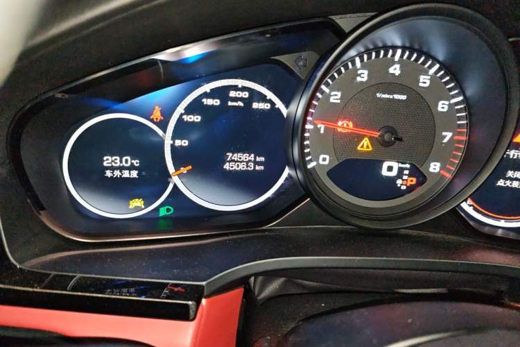 Used Porsche Cayenne 2019 Cayenne 3.0T Odometer Close Up