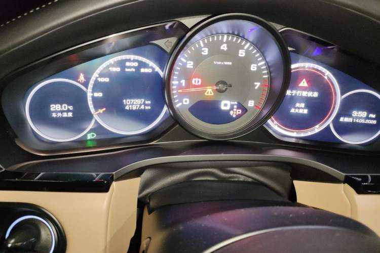 Used Porsche Cayenne 2019 Cayenne 3.0T Odometer Close Up