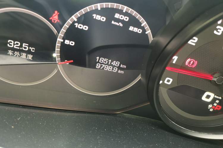 Used Porsche Cayenne 2019 Cayenne 3.0T Odometer Close Up