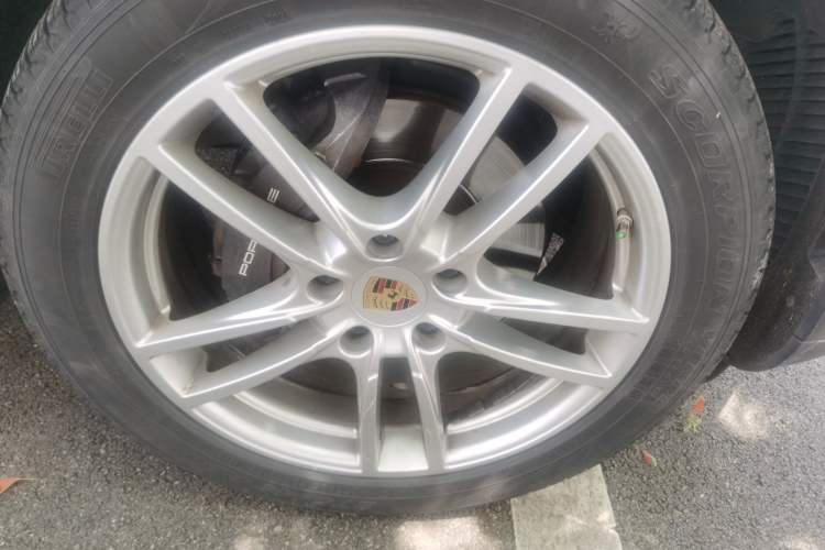 Used Porsche Cayenne 2019 Cayenne 3.0T Right Front Wheel Hub