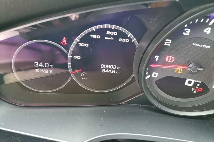 Used Porsche Cayenne 2019 Cayenne 3.0T Odometer Close Up