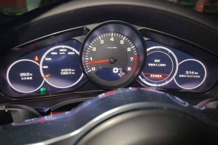 Used Porsche Cayenne 2019 Cayenne 3.0T Odometer Close Up