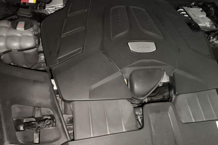 Used Porsche Cayenne 2019 Cayenne Coupé 3.0T Engine Bay