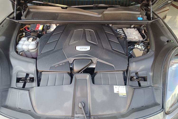 Used Porsche Cayenne 2019 Cayenne 3.0T Engine Bay
