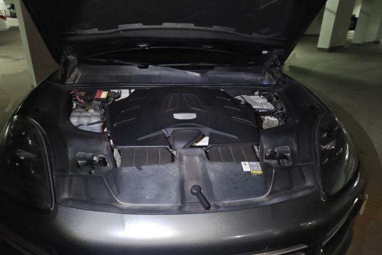 Used Porsche Cayenne 2019 Cayenne 3.0T Engine Bay