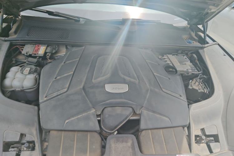 Used Porsche Cayenne 2019 Cayenne 3.0T Engine Bay