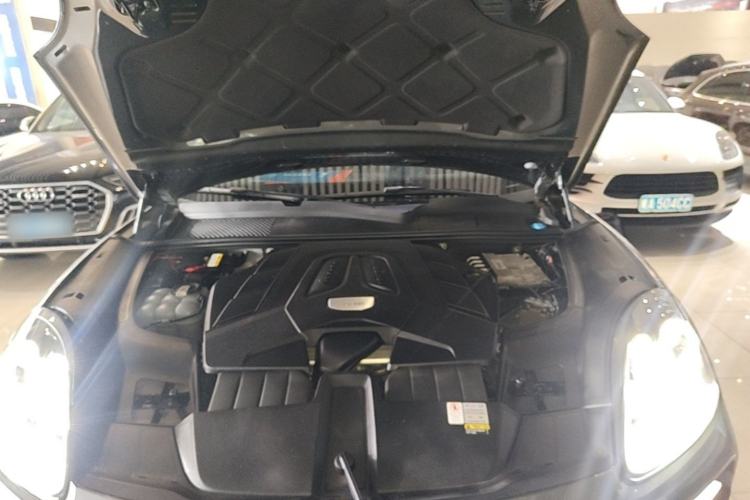 Used Porsche Cayenne 2019 Cayenne 3.0T Engine Bay
