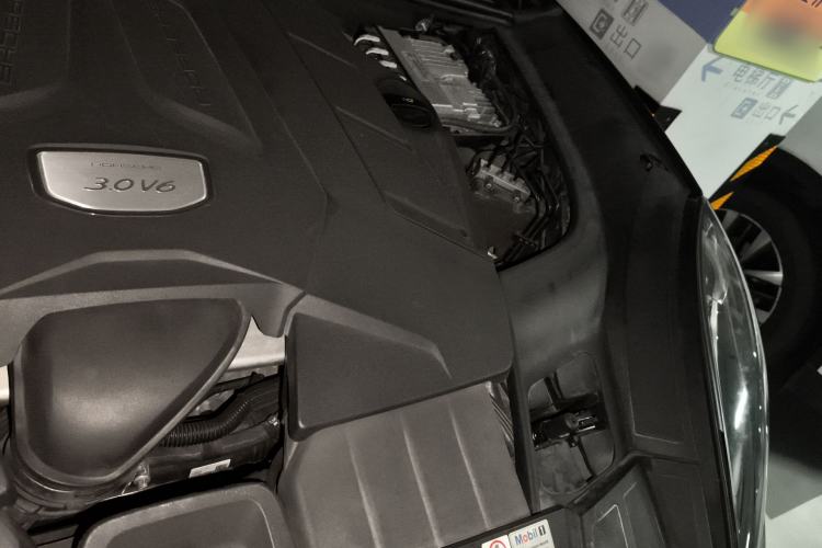 Used Porsche Cayenne 2019 Cayenne Coupé 3.0T Engine Bay Left