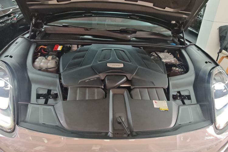 Used Porsche Cayenne 2019 Cayenne 3.0T Engine Bay