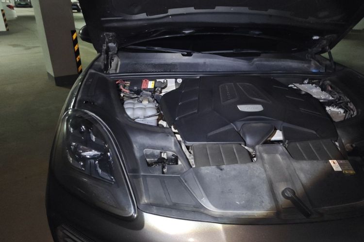 Used Porsche Cayenne 2019 Cayenne 3.0T Engine Bay Right