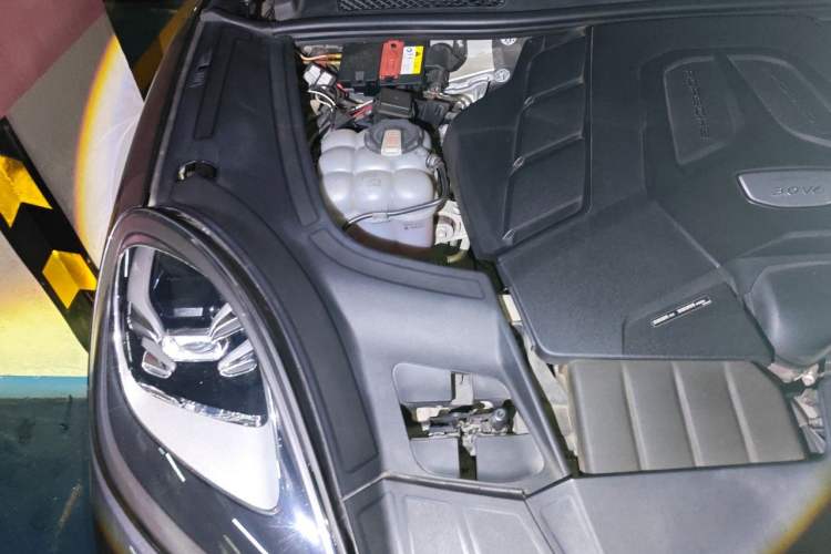 Used Porsche Cayenne 2019 Cayenne 3.0T Engine Bay Right