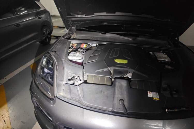 Used Porsche Cayenne 2019 Cayenne Coupé 3.0T Engine Bay Right