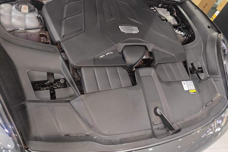 Used Porsche Cayenne 2019 Cayenne 3.0T Engine Bay