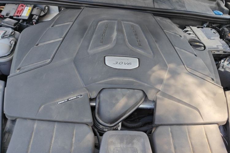 Used Porsche Cayenne 2019 Cayenne 3.0T Engine Bay