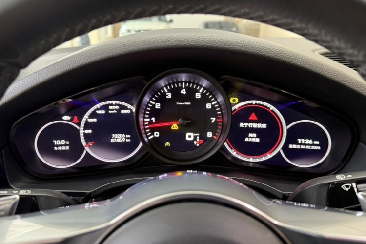Used Porsche Cayenne 2019 Cayenne 3.0T Odometer Close Up