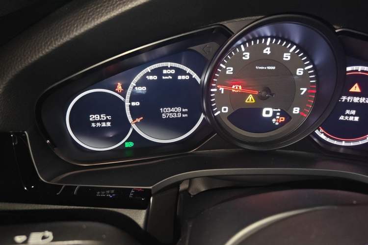 Used Porsche Cayenne 2019 Cayenne 3.0T Odometer Close Up