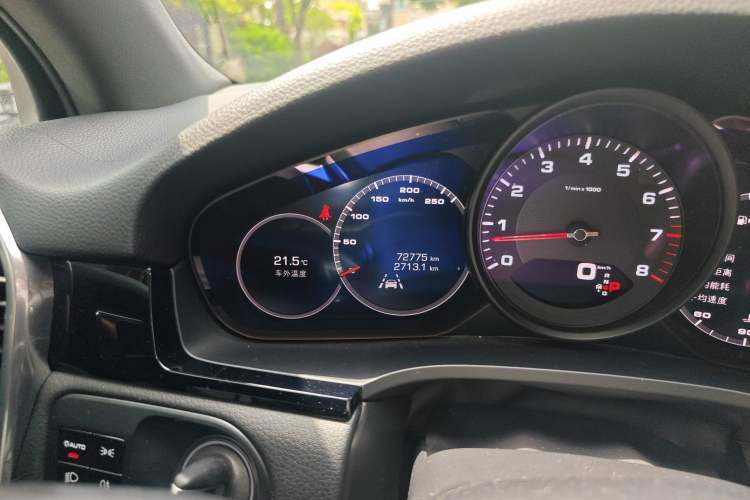 Used Porsche Cayenne 2019 Cayenne 3.0T Odometer Close Up