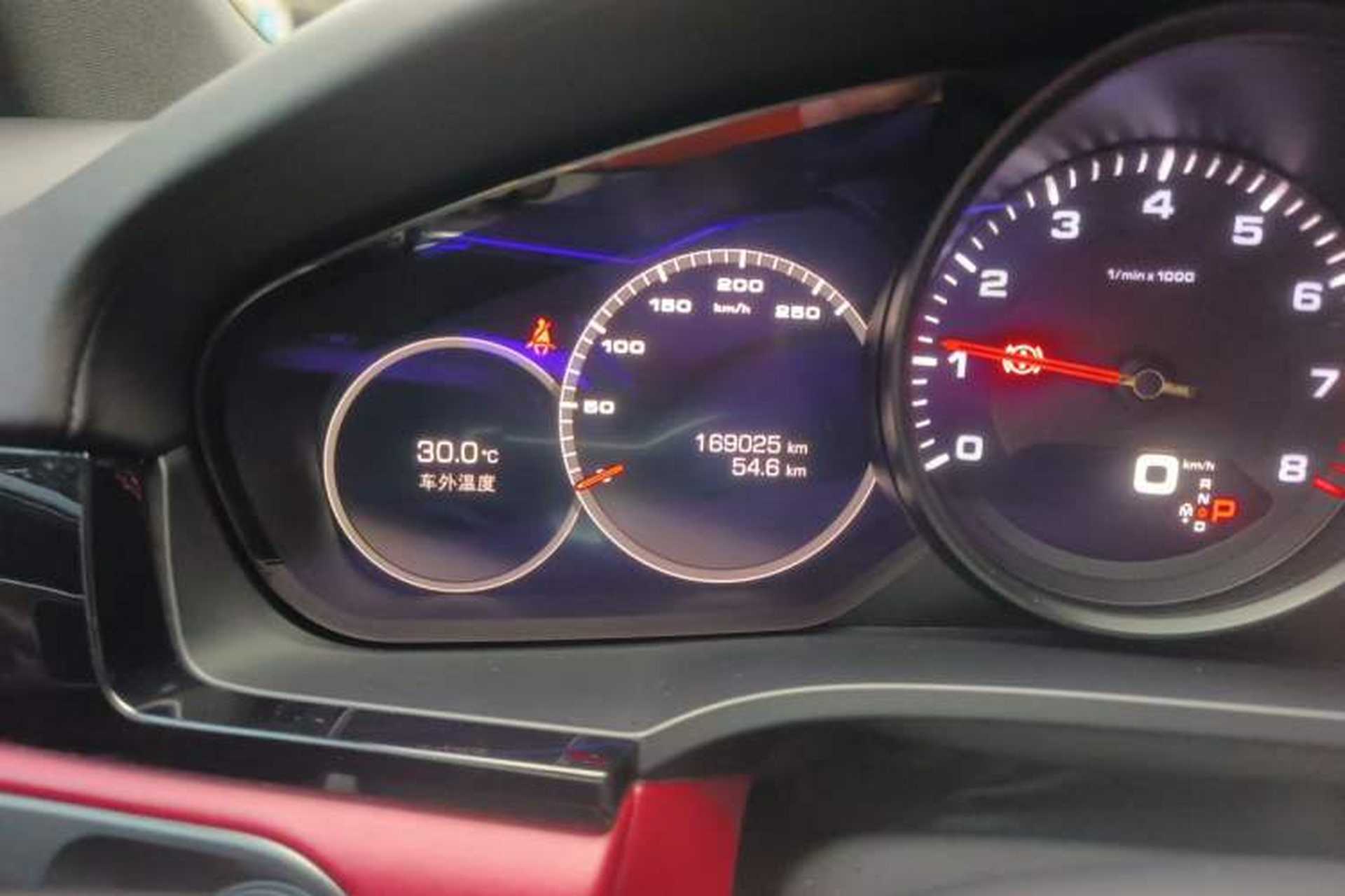 Used Porsche Cayenne 2019 Cayenne 3.0T Odometer Close Up