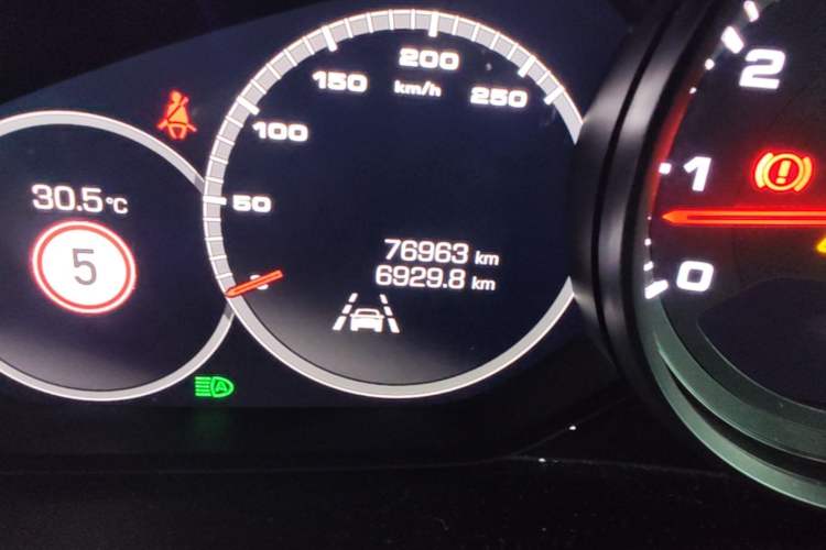 Used Porsche Cayenne 2019 Cayenne 3.0T Odometer Close Up