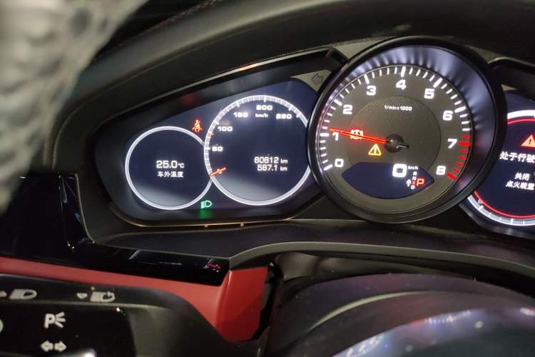 Used Porsche Cayenne 2019 Cayenne 3.0T Odometer Close Up