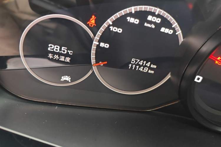 Used Porsche Cayenne 2019 Cayenne 3.0T Odometer Close Up