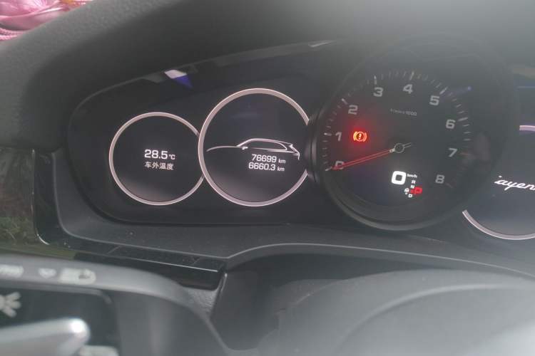 Used Porsche Cayenne 2019 Cayenne 3.0T Odometer Close Up
