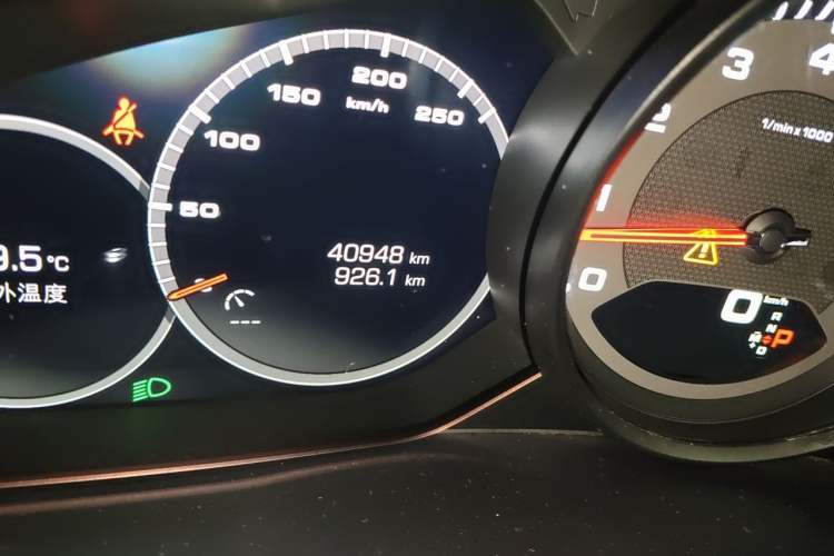 Used Porsche Cayenne 2019 Cayenne 3.0T Odometer Close Up