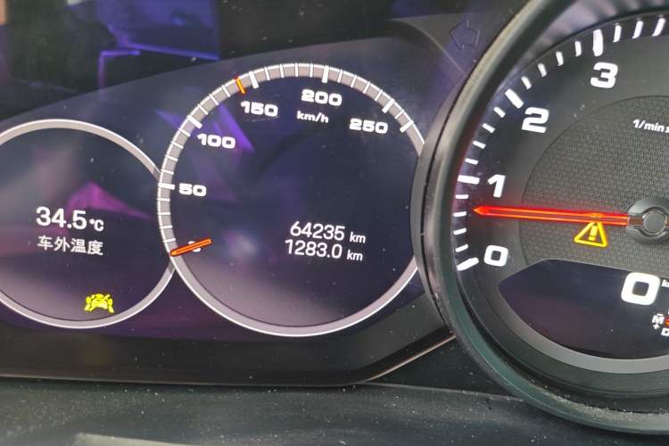 Used Porsche Cayenne 2019 Cayenne 3.0T Odometer Close Up