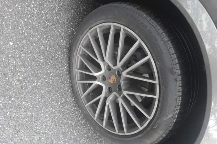 Used Porsche Cayenne 2019 Cayenne 3.0T Right Front Wheel Hub