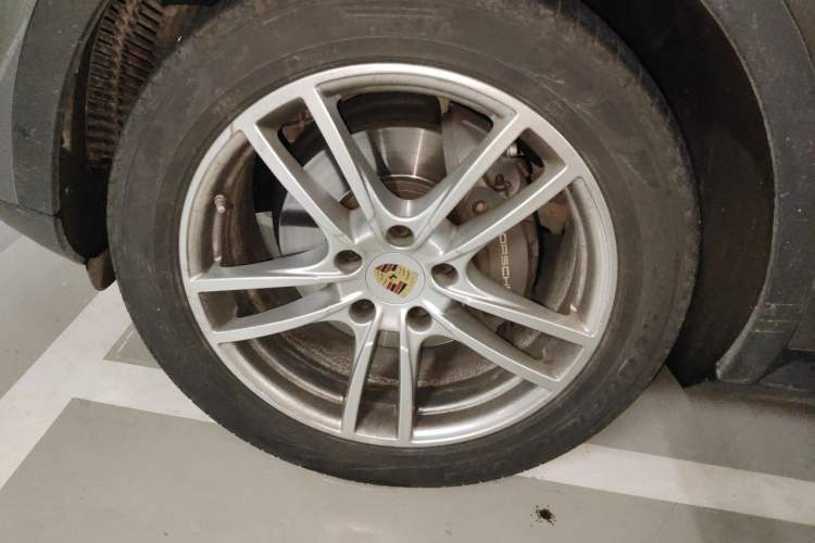 Used Porsche Cayenne  Right Front Wheel Hub
