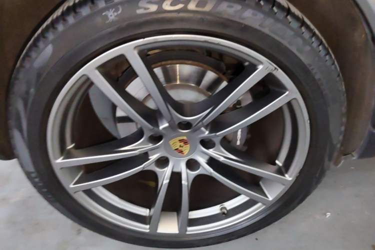 Used Porsche Cayenne 2019 Cayenne Coupé 3.0T Right Rear Wheel Hub