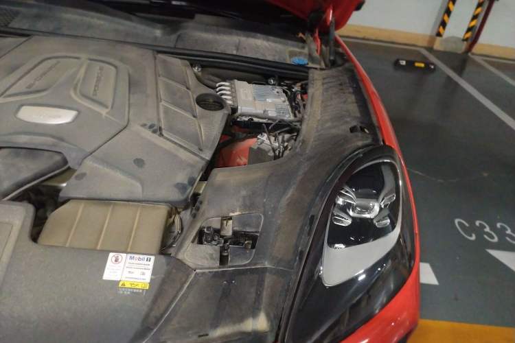 Used Porsche Cayenne 2019 Cayenne Coupé 3.0T Engine Bay Left