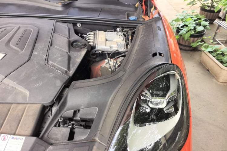Used Porsche Cayenne 2019 Cayenne Coupé 3.0T Engine Bay Left