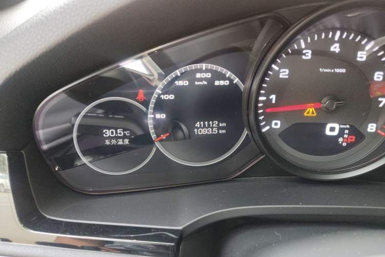 Used Porsche Cayenne 2019 Cayenne Coupé 3.0T Odometer Close Up