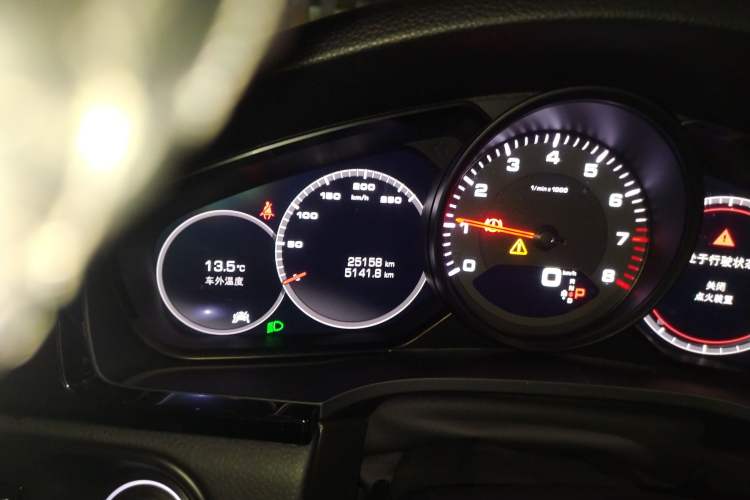 Used Porsche Cayenne 2019 Cayenne Coupé 3.0T Odometer Close Up